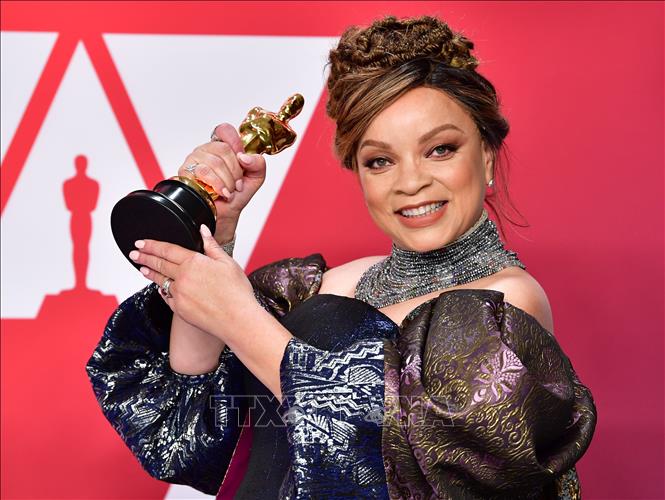 Ruth E. Carter (trong ảnh) là nhà thiết kế da màu đầu tiên được tôn vinh tại hạng mục 