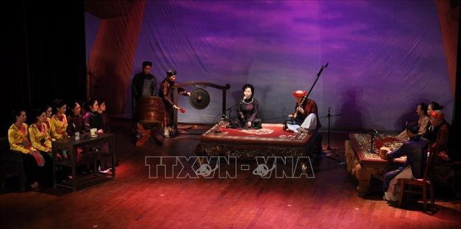 Trong ảnh: Nhóm ca trù của CLB Ca trù Hà Nội với không gian hát cửa đình. Ảnh: Nguyễn Thủy – TTXVN