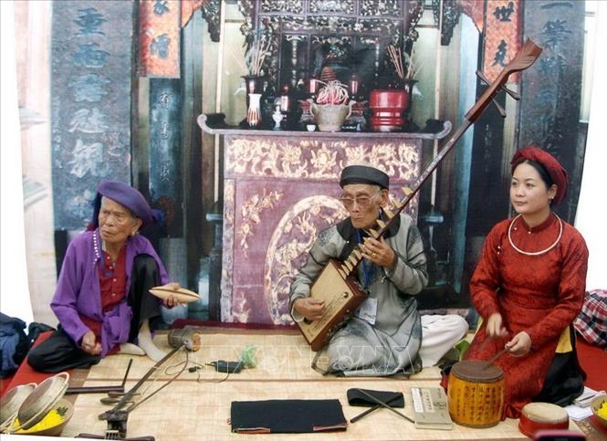 Trong ảnh: Các nghệ nhân thuộc Câu lạc bộ ca trù Thăng Long. Ảnh: Đình Trân- TTXVN