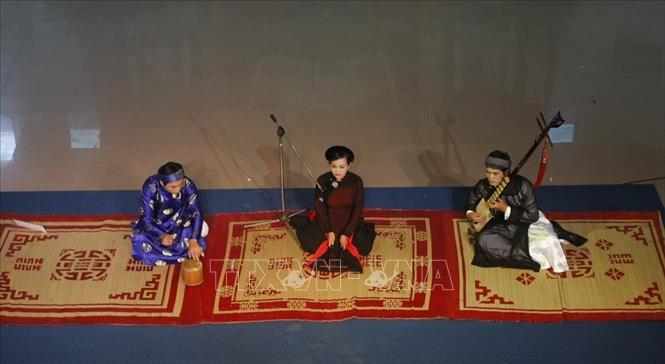 Trong ảnh: Hát ca trù luôn có 4 nhạc cụ là cỗ phách, cặp sênh, bộ gõ, trống chầu và đàn đáy. Ảnh: Nhật Anh-TTXVN
