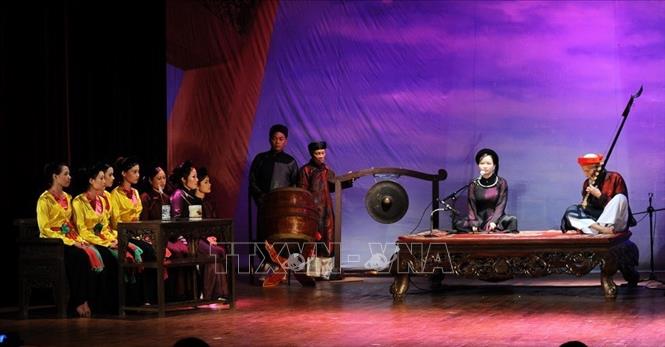 Trong ảnh: Nhóm ca trù của CLB Ca trù Hà Nội với không gian hát cửa đình. Ảnh: TTXVN