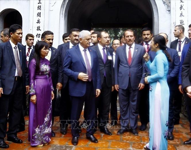 Trong ảnh:  Thủ tướng Thổ Nhĩ Kỳ Binali Yildirim thăm Văn Miếu-Quốc Tử Giám khi có chuyến thăm chính thức Việt Nam từ 22 - 24/8/2017. Ảnh: An Đăng - TTXVN