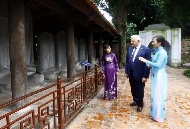 Trong ảnh: Thủ tướng Thổ Nhĩ Kỳ Binali Yildirim nghe giới thiệu về 82 bia tiến sĩ khi đến thăm Văn Miếu-Quốc Tử Giám trong chuyến thăm chính thức Việt Nam từ 22 - 24/8/2017. Ảnh: An Đăng - TTXVN