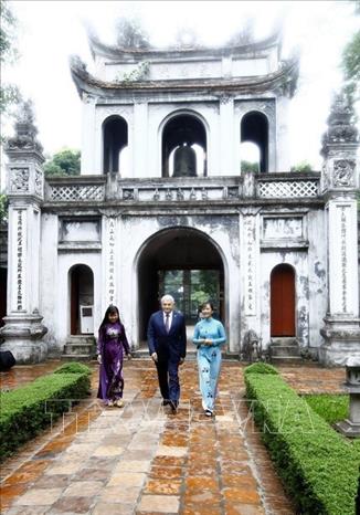 Trong ảnh: Thủ tướng Thổ Nhĩ Kỳ Binali Yildirim đến thăm Văn Miếu-Quốc Tử Giám trong chuyến thăm chính thức Việt Nam từ 22 - 24/8/2017. Ảnh: An Đăng - TTXVN