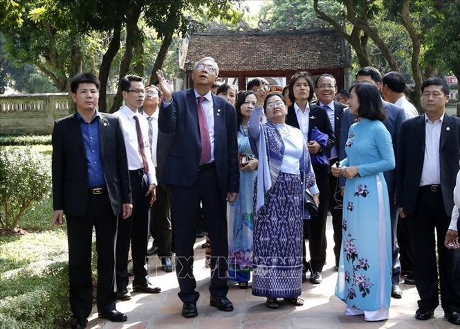 Trong ảnh: Tổng thống Myanmar Htin Kyaw và phu nhân tham quan Văn Miếu-Quốc Tử Giám trong chuyến thăm cấp Nhà nước tới Việt Nam, chiều 26/10/2016. Ảnh: An Đăng – TTXVN