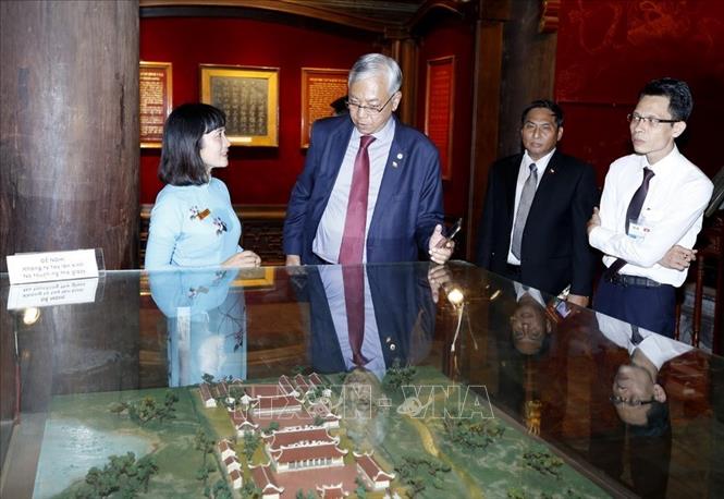Trong ảnh: Tổng thống Myanmar Htin Kyaw và phu nhân tham quan Văn Miếu-Quốc Tử Giám trong chuyến thăm cấp Nhà nước tới Việt Nam, chiều 26/10/2016. Ảnh: An Đăng – TTXVN