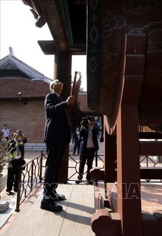 Trong ảnh: Tổng thống Myanmar Htin Kyaw đánh trống khi đến tham quan Văn Miếu-Quốc Tử Giám trong chuyến thăm cấp Nhà nước tới Việt Nam, chiều 26/10/2016. Ảnh: An Đăng – TTXVN  