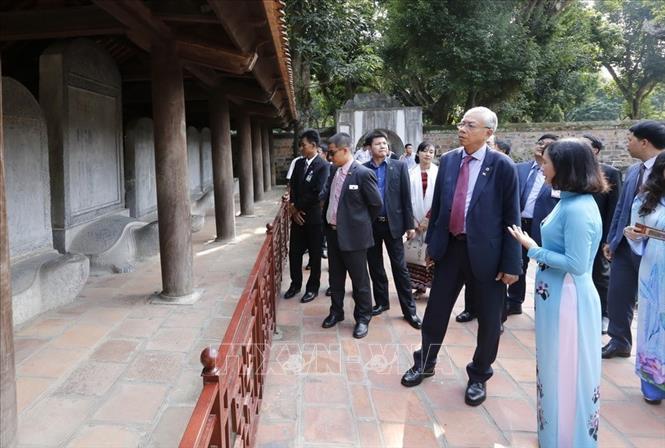 Trong ảnh: Tổng thống Myanmar Htin Kyaw nghe giới thiệu về 82 bia tiến sĩ khi đến tham quan Văn Miếu-Quốc Tử Giám trong chuyến thăm cấp Nhà nước tới Việt Nam, chiều 26/10/2016. Ảnh: An Đăng – TTXVN  