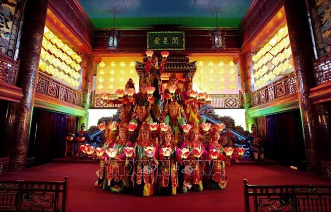 Trong ảnh: Múa “Lục cung hoa đăng” phục vụ du khách tham quan trong Duyệt Thị Đường. Ảnh: Hồ Cầu-TTXVN