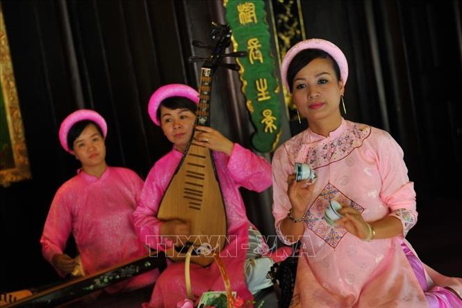 Trong ảnh: Trong hệ thống Nhã nhạc cung đình Huế còn có tiết mục hoà tấu các nhạc khí thuộc bộ dây kết hợp với bộ gõ. Ảnh: Minh Đức - TTXVN