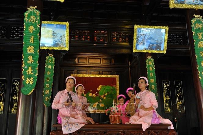 Trong ảnh: Các quy định về quy mô dàn nhạc, cách thức diễn xướng, nội dung bài bản...của Nhã nhạc đều rất chặt chẽ, phản ánh tính quy củ qua các định chế thẩm mỹ rất cao, có khả năng phản ánh tư tưởng, quan niệm triết lý của chế độ quân chủ đương thời. Ảnh: Minh Đức - TTXVN