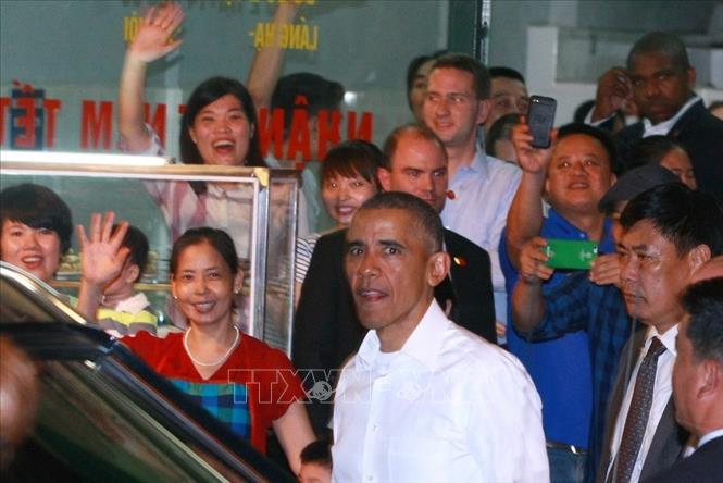 Trong ảnh: Tổng thống Mỹ Barack Obama rời quán bún chả Hương Liên trong tình cảm nồng ấm của người dân. Sau sự kiện này, quán bún chả Hương Liên được người dân gọi bằng cái tên thân mật 