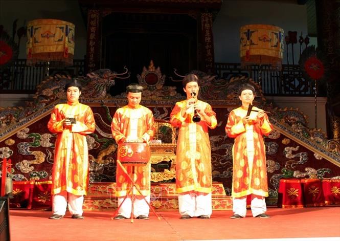 Trong ảnh: Song tấu trống kèn. Ảnh: Nhật Anh-TTXVN