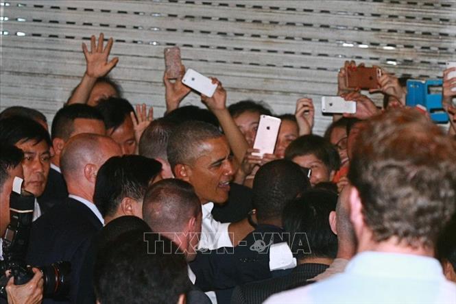 Trong ảnh: Tổng thống Mỹ Barack Obama tiếp xúc với người dân khi rời quán bún chả Hương Liên trong tình cảm nồng ấm, thân thiện. Sau sự kiện này, quán bún chả Hương Liên được người dân gọi bằng cái tên thân mật 