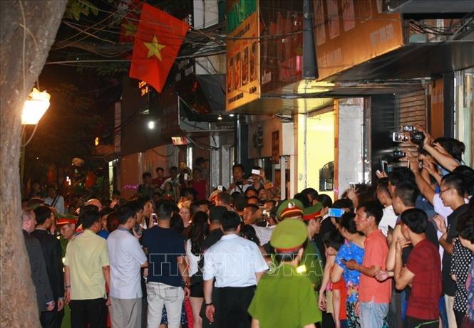Trong ảnh: Rất đông người dân chờ ngoài quán bún chả Hương Liên để mong được gặp, giao lưu với Tổng thống Mỹ Barack Obama. Sau sự kiện này, quán bún chả Hương Liên được người dân gọi bằng cái tên thân mật 