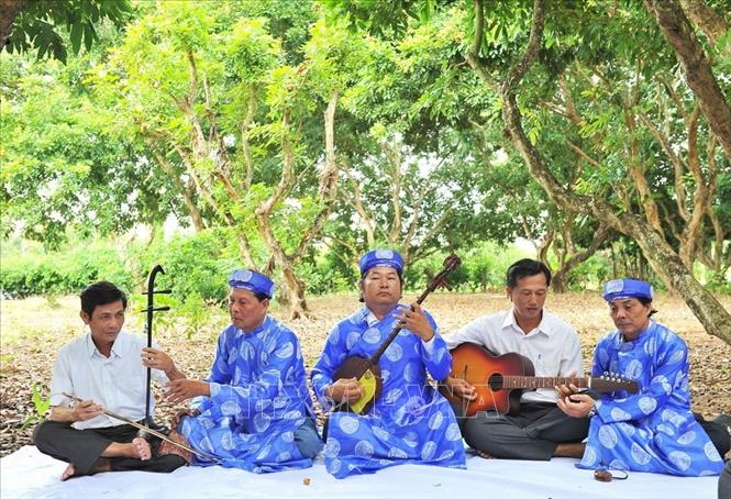 Trong ảnh: Các nghệ nhân CLB Đờn ca tài tử xã Hiệp Thành, TP Bạc Liêu truyền dạy nghề cho các thành viên mới. Ảnh: Minh Đức - TTXVN