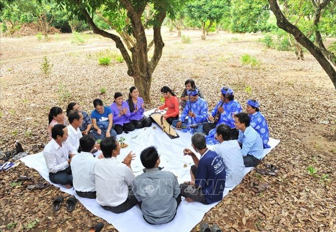 Trong ảnh: Một buổi sinh hoạt của CLB Đờn ca tài tử xã Hiệp Thành, TP. Bạc Liêu. Ảnh: Minh Đức - TTXVN