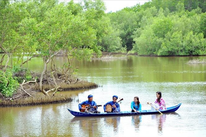 Trong ảnh: Đờn ca tài tử là loại hình khác hẳn với các bộ môn khác, “sàn diễn” có thể biểu diễn dưới bóng mát của cây, trên con thuyền trên sông hoặc trong đêm trăng sáng. Ảnh: Minh Đức - TTXVN