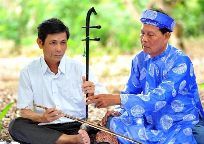 Trong ảnh: Nghệ nhân đàn nhị Trần Văn Thân, CLB Đờn ca tài tử xã Hiệp Thành, TP. Bạc Liêu truyền dạy cho thành viên mới trong CLB. Ảnh: Minh Đức - TTXVN