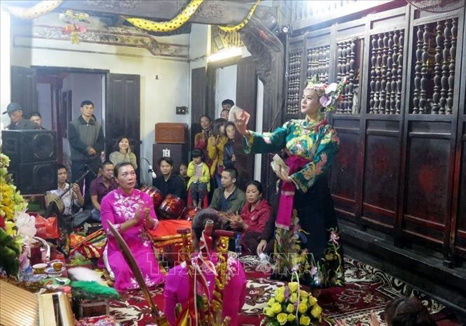 Trong ảnh: Thực hành nghi lễ hầu đồng tại Phủ Tiên Hương, huyện Vụ Bản, tỉnh Nam Định. Ảnh: Văn Đạt- TTXVN