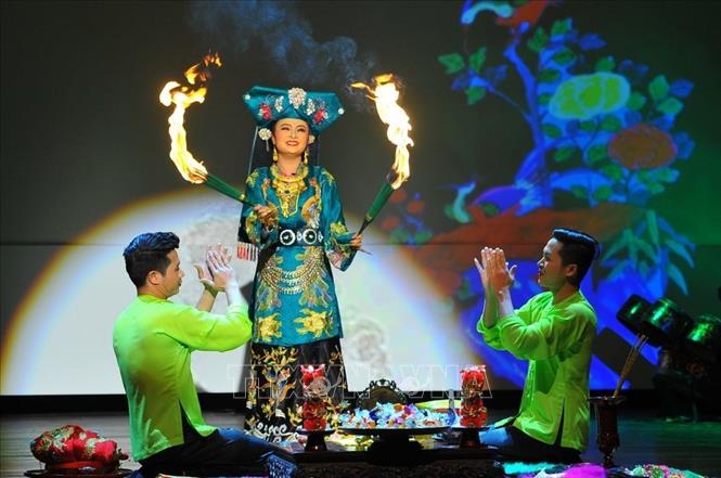  Trong ảnh: Trình diễn vở hầu 