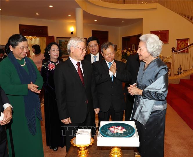 Trong ảnh: Tổng Bí thư, Chủ tịch nước Nguyễn Phú Trọng và Hoàng Thái hậu Norodom Monineath Sihanouk giới thiệu và trao tặng phẩm Ảnh: Trí Dũng – TTXVN