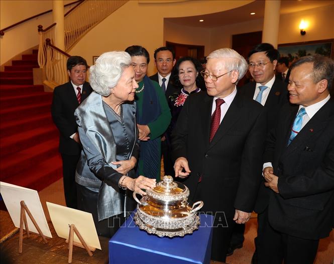 Trong ảnh: Tổng Bí thư, Chủ tịch nước Nguyễn Phú Trọng và Hoàng Thái hậu Norodom Monineath Sihanouk giới thiệu và trao tặng phẩm Ảnh: Trí Dũng – TTXVN