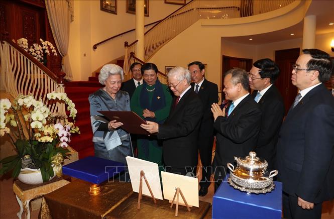 Trong ảnh: Tổng Bí thư, Chủ tịch nước Nguyễn Phú Trọng và Hoàng Thái hậu Norodom Monineath Sihanouk giới thiệu và trao tặng phẩm Ảnh: Trí Dũng – TTXVN