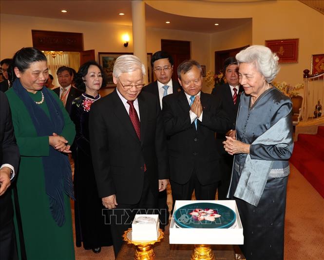 Trong ảnh: Tổng Bí thư, Chủ tịch nước Nguyễn Phú Trọng và Hoàng Thái hậu Norodom Monineath Sihanouk giới thiệu và trao tặng phẩm Ảnh: Trí Dũng – TTXVN