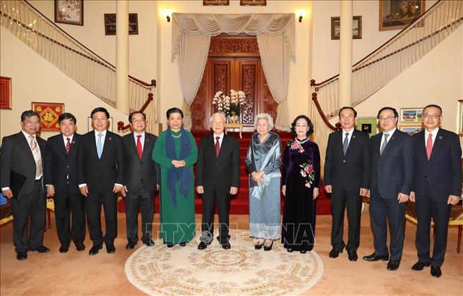 Trong ảnh: Tổng Bí thư, Chủ tịch nước Nguyễn Phú Trọng và Hoàng Thái hậu Norodom Monineath Sihanouk chụp ảnh chung với các đại biểu.Ảnh: Trí Dũng – TTXVN