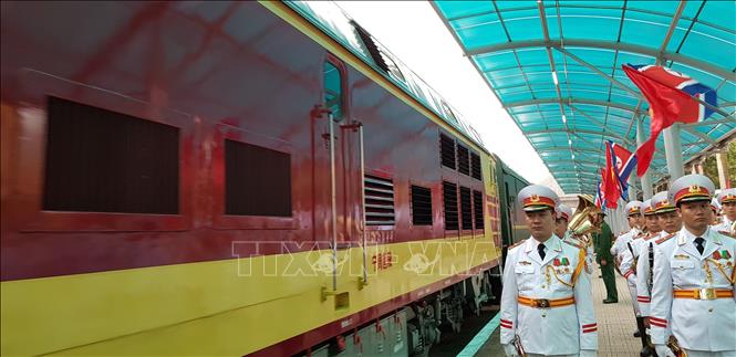 Photo: The armoured train of DPRK Chairman Kim Jong-un arrives at the Dong Dang Railway Station. VNA Photo: Nhan Sáng