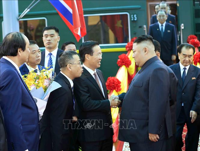 Photo: Politburo member, Secretary of the Party Central Committee and head of the CPV Central Committee’s Commission for Information and Education Vo Van Thuong welcomes DPRK Chairman Kim Jong-un at the Dong Dang Railway Station. VNA Photo: Nhan Sáng

