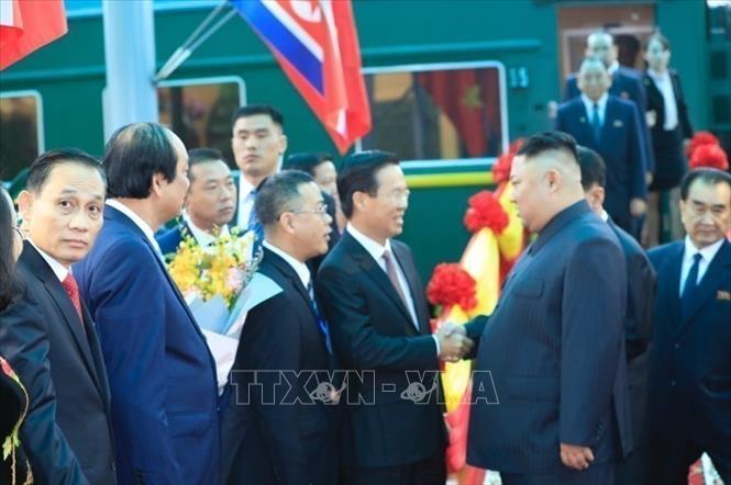 Photo: Politburo member, Secretary of the Party Central Committee and head of the CPV Central Committee’s Commission for Information and Education Vo Van Thuong welcomes DPRK Chairman Kim Jong-un at the Dong Dang Railway Station. VNA Photo: Nhan Sáng