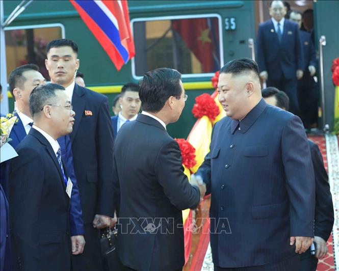 Photo: Politburo member, Secretary of the Party Central Committee and head of the CPV Central Committee’s Commission for Information and Education Vo Van Thuong welcomes DPRK Chairman Kim Jong-un at the Dong Dang Railway Station. VNA Photo: Nhan Sáng