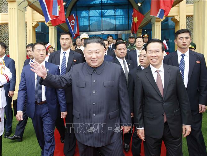 Photo: DPRK Chairman Kim Jong-un arrives at the Dong Dang Railway Station. VNA Photo: Nhan Sáng