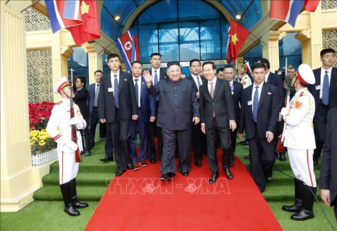 Photo: DPRK Chairman Kim Jong-un is welcomed at the Dong Dang Railway Station. VNA Photo: Nhan Sáng