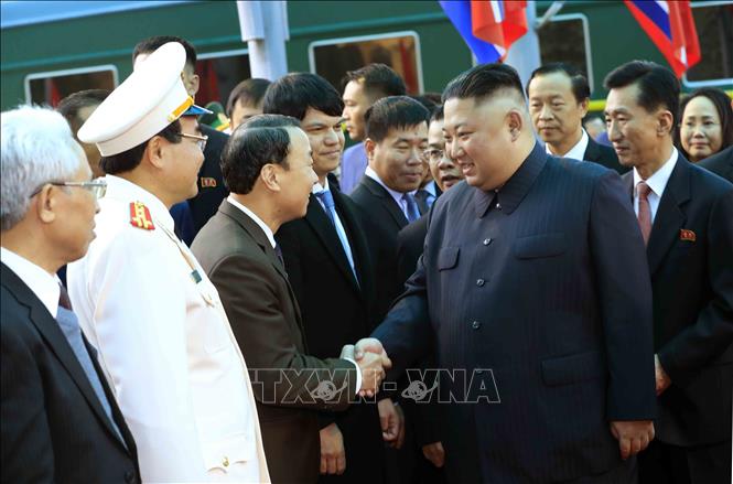 Photo: DPRK Chairman Kim Jong-un is welcomed at the Dong Dang Railway Station. VNA Photo: Nhan Sáng