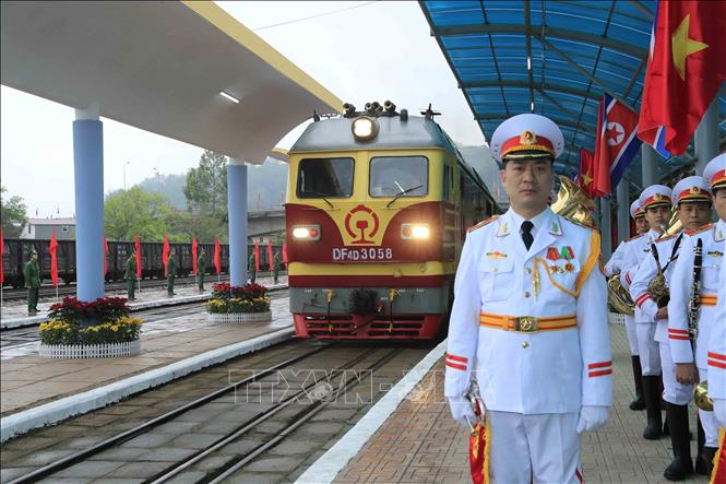 Photo: The armoured train of DPRK Chairman Kim Jong-un arrives at the Dong Dang Railway Station. VNA Photo: Nhan Sáng