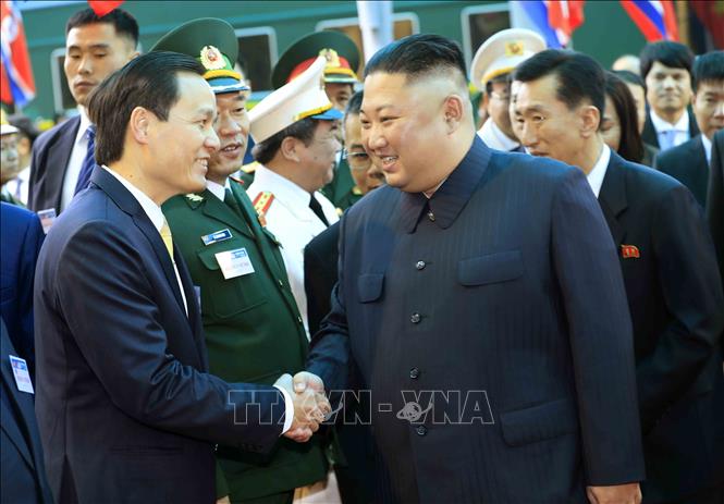 Photo: DPRK Chairman Kim Jong-un is welcomed by local authorities of Lang Son at the Dong Dang Railway Station. VNA Photo: Doãn Tấn