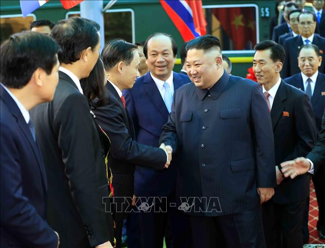 Photo: Deputy Foreign Minister Le Hoai Trung welcomes DPRK Chairman Kim Jong-un at the Dong Dang Railway Station. VNA Photo: Doãn Tấn