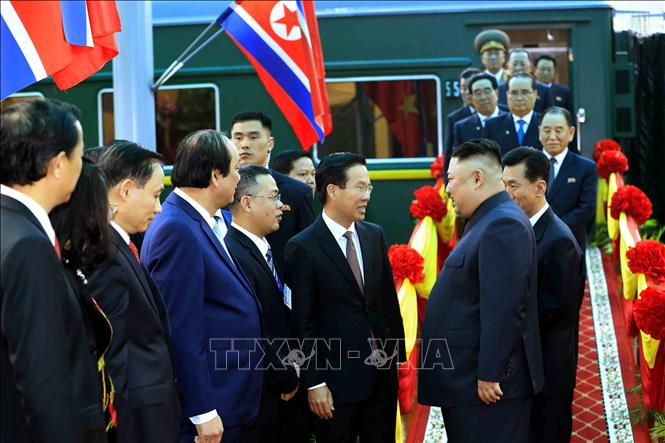 Photo: DPRK Chairman Kim Jong-un is welcomed at the Dong Dang Railway Station. VNA Photo: Doãn Tấn