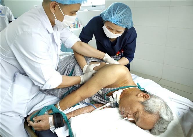 Trong ảnh: Điều dưỡng trưởng Hoàng Minh Hoàn là tấm gương điển hình trong phong trào học tập và làm theo tấm gương đạo đức Hồ Chí Minh. Ảnh: Dương Ngọc – TTXVN