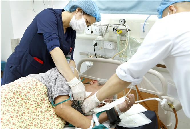 Trong ảnh: Điều dưỡng trưởng Hoàng Minh Hoàn là tấm gương điển hình trong phong trào học tập và làm theo tấm gương đạo đức Hồ Chí Minh. Ảnh: Dương Ngọc – TTXVN