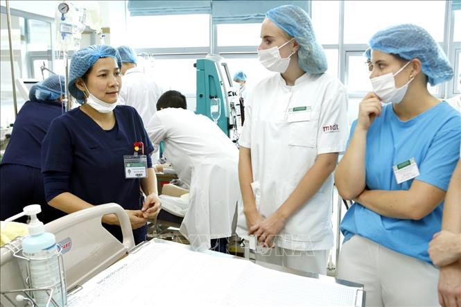 Trong ảnh: Điều dưỡng trưởng Hoàng Minh Hoàn chia sẻ kinh nghiệm chăm sóc điều trị bệnh nhân với các sinh viên nước ngoài đến học tập tại bệnh viện Bạch Mai. Ảnh: Dương Ngọc – TTXVN