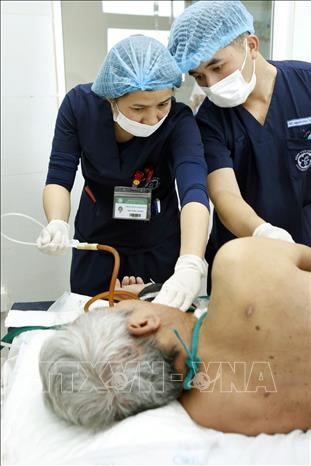Trong ảnh: Điều dưỡng trưởng Hoàng Minh Hoàn là tấm gương điển hình trong phong trào học tập và làm theo tấm gương đạo đức Hồ Chí Minh. Ảnh: Dương Ngọc – TTXVN