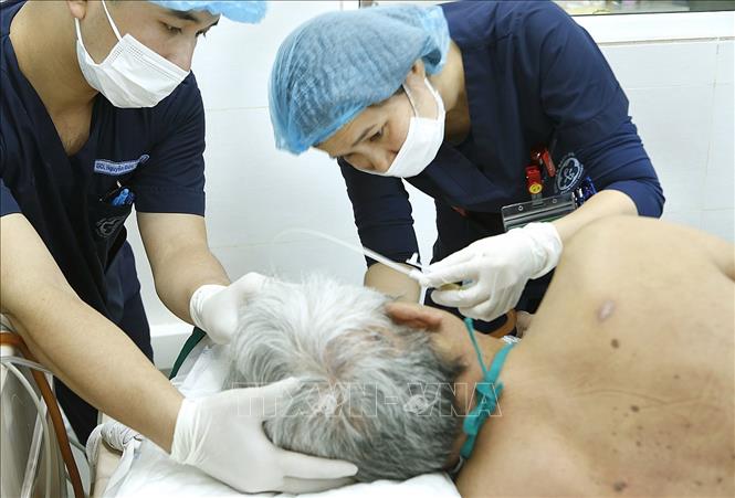 Trong ảnh: Điều dưỡng trưởng Hoàng Minh Hoàn là tấm gương điển hình trong phong trào học tập và làm theo tấm gương đạo đức Hồ Chí Minh. Ảnh: Dương Ngọc – TTXVN