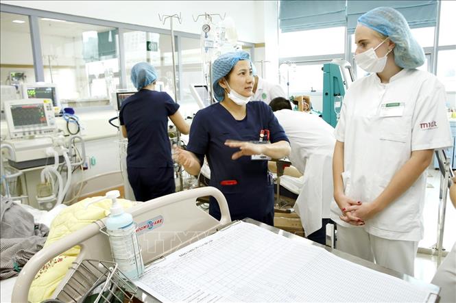 Trong ảnh: Điều dưỡng trưởng Hoàng Minh Hoàn chia sẻ kinh nghiệm chăm sóc điều trị bệnh nhân với các sinh viên nước ngoài đến học tập tại bệnh viện Bạch Mai. Ảnh: Dương Ngọc – TTXVN