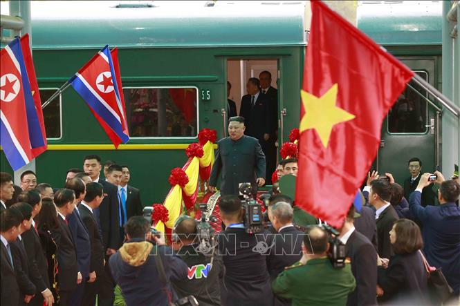 Photo: DPRK Chairman Kim Jong-un is welcomed at the Dong Dang Railway Station. VNA Photo: Doãn Tấn