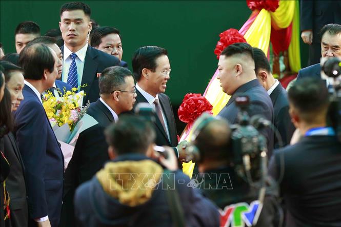 Photo: DPRK Chairman Kim Jong-un is welcomed at the Dong Dang Railway Station. VNA Photo: Doãn Tấn