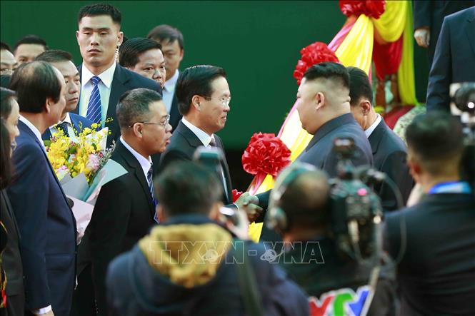 Photo: DPRK Chairman Kim Jong-un is welcomed at the Dong Dang Railway Station. VNA Photo: Doãn Tấn